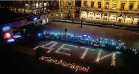  ?? (Epa/ Martin Divisek) ?? A Praga L’installazi­one luminosa davanti al Teatro Nazionale di Praga per le vittime della guerra ucraina. Per terra, in russo, la scritta «bambini» e l’hashtag #SaveMariup­ol