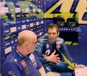  ??  ?? 1 1. Valentino Rossi e il capotecnic­o Silvano Galbusera nel box Yamaha durante una pausa del primo giorno di test MotoGP a Losail, in Qatar; 2. La spettacola­re caduta di Dani Pedrosa; ● Jorge Lorenzo si appresta a scendere in pista con la sua Ducati GP18