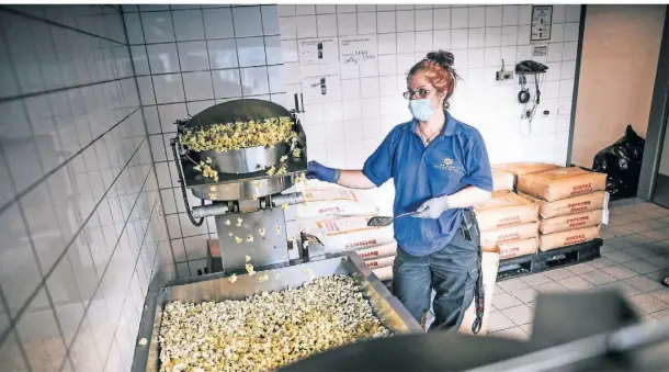  ?? RP-FOTOS: ANDREAS BRETZ ?? Wieviel Tina Makiolczyk an der Popcorn-Maschine zu tun hat, hängt auch vom Filmangebo­t ab.