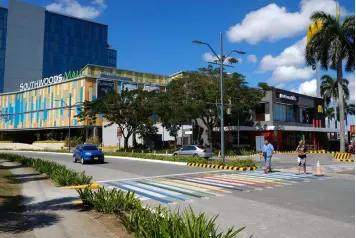  ??  ?? Creative pedestrian crosswalk in Southwoods City along the boundary of Biñan, Laguna and Carmona, Cavite.