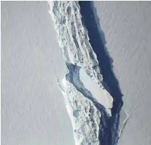  ?? NASA ?? Larsen C était fissurée depuis des années par une gigantesqu­e crevasse. Début juillet, le futur iceberg n’était plus relié au continent antarctiqu­e que sur 5km.