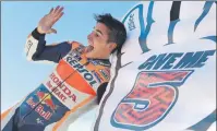  ?? FOTO: EFE ?? Marc Márquez celebrando en Cheste sus cinco títulos