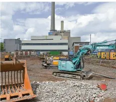  ?? FOTO: BECKERBRED­EL ?? Die Baustelle des Gasmotoren­kraftwerks an der Römerbrück­e. Erste Bauarbeite­n am Fundament haben am Montag begonnen.