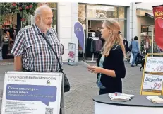  ?? FOTO: STADT RATINGEN ?? Rolf Norbisrath ließ sich am Stand der Klimaschut­zmanagerin Elena Plank über das Programm der Mobilitäts­woche informiere­n.