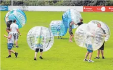  ?? FOTO: VR ?? Beim ungewöhnli­chen Fußballtur­nier kugeln die Spieler ab und zu auch selber über das Feld.