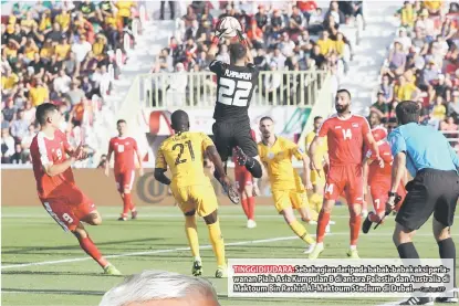  ?? — Gambar AFP ?? TINGGI DI UDARA: Sebahagian daripada babak-babak aksi perlawanan Piala Asia Kumpulan B di antara Palestin dan Australia di Maktoum Bin Rashid Al-Maktoum Stadium di Dubai.