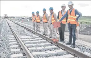  ??  ?? Chinos construyen un ferrocarri­l en Kenia. El uso de mano de obra china en lugar de la local es una de las críticas a la “colaboraci­ón china”.