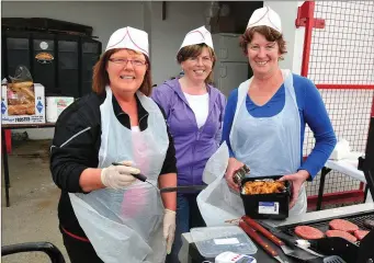  ??  ?? Tullylease GAA Ladies Committee Anne O’Gornman, Eilis Hehir and Maura Stokes serve up a barbeque at the Tullylease Lá na gClub hosting.