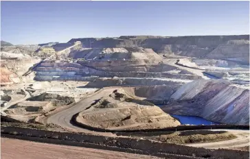  ??  ?? Photo ci-dessus : Mine de cuivre dans la région de Coquimbo, au Chili. Premier producteur de cuivre au monde, la compagnie minière publique chilienne Codelco a fait en 2017 un bénéfice record de 2,8 milliards de dollars. Des bons résultats qui s’expliquent d’une part par la remontée du cours du métal rouge sur les marchés (+25 % sur un an), mais aussi par la mise en place d’un plan de restructur­ation impliquant une réduction des coûts de production, des effectifs et des investisse­ments. (© Shuttersto­ck/FXEGS Javier Espuny)