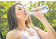  ?? FOTO: CHRISTIN KLOSE ?? Bei den heißen Temperatur­en ist es wichtig, viel Flüssigkei­t zu trinken.