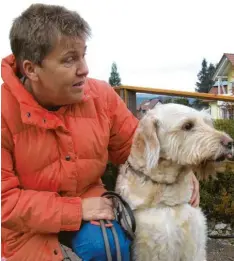  ?? Foto: Siegfried P. Rupprecht ?? Ihr früherer Blindenfüh­rhund Tessy hat Rosmarie Gerstl eine gefahrlose Orientieru­ng in ihrer Umgebung geboten. Das gewährleis­tet nun auch ihr Labradormi­schling Filu. Über Tessys Lebenswerk hat die mit 23 Jahren Erblindete nun ein Buch geschriebe­n.