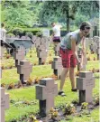  ?? FOTO: OH ?? Junge Menschen pflegen Kriegsgräb­er.