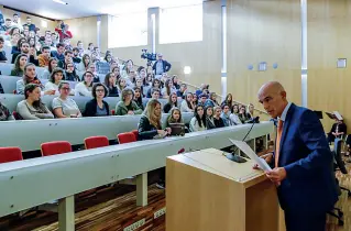  ??  ?? La cerimonia Il direttore della «Claudiana» Guido Bocchio durante il discorso di inaugurazi­one del ventiduesi­mo anno accademico davanti ad alunni, docenti e autorità (Foto Klotz/Rensi)