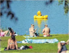  ?? FOTO: ANDREAS BRÜCKEN ?? Der Badesee in Ludwigsfel­d ist bei den Temperatur­en der vergangene­n Wochen immer gut besucht.