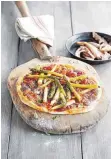  ?? FOTOS (2): RAFAEL PRANSCHKE/EDITION FACKELTRÄG­ER/DPA ?? Köstliche Kombinatio­n: Frischer Spargel als Pizzabelag.