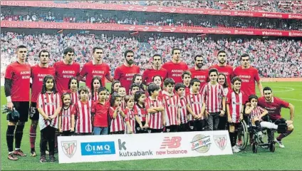  ?? FOTO: JUAN ECHEVERRIA ?? Ánimos para Muniain Los jugadores del Athletic saltaron a San Mamés con una camiseta de apoyo a su compañero