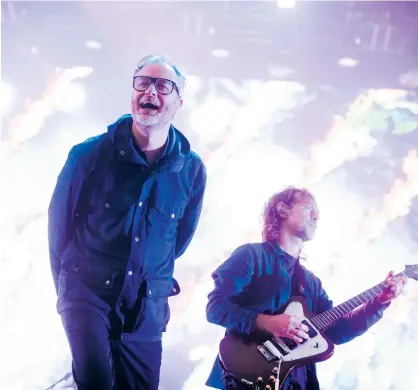  ?? BILD: SOFIA BLOMGREN ?? Matt Berninger och Aaron Dessner i The National på Rosendal garden party.