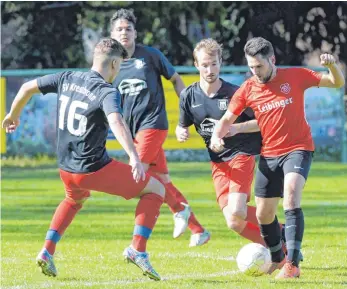  ?? FOTO: GÜNTER KRAM ?? Für den SV Oberzell (re. Andreas Kalteis) zählt nur ein Sieg gegen Brochenzel­l, um am SV Kressbronn (li. Liam Gierer) dranzublei­ben.