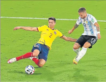  ?? ?? Colombia's Stefan Medina (L) and Alejandro Gomez fight for the ball during their World Cup qualifier in Cordoba, Argentina.