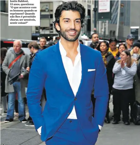  ??  ?? Justin Baldoni, 33 anos, questiona: “O que acontece com os homens quando se reprimem? Quando não lhes é permitido chorar, ser sensíveis, sentir coisas?”