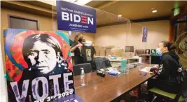  ?? ELAINE THOMPSON/ AP ?? Lummi Tribal member Patsy Wilson ( right) is assisted by Lummi Native Vote Team 2020 volunteer Kelli Jefferson in voting on the Lummi Reservatio­n near Bellingham, Washington.