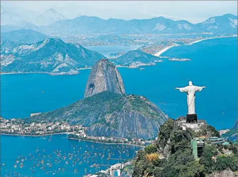  ?? MARCELO SAYAO ?? Christ the Redeemer — a popular spot for tourists to snap selfies — overlooks Rio de Janeiro.