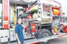  ?? FOTO: GABY HOTZ ?? Hannes Brugger von der Jugendfeue­rwehr Meersburg freut sich, dass der Internatio­nale Bodensee-Feuerwehrb­und sich künftig noch stärker für den Feuerwehrn­achwuchs einsetzen will.