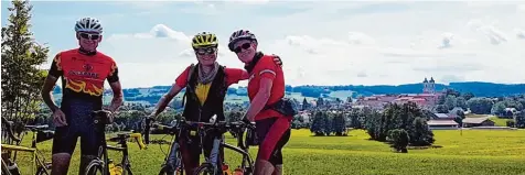  ??  ?? Die Radtour führt westlich an Ottobeuren vorbei. Im Hintergrun­d rechts die bekannte Kirche.