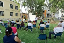  ??  ?? Un momento dell’incontro tra il sindaco Decaro e il gruppo di cittadini della zona Faro per la realizzazi­one della pista ciclabile