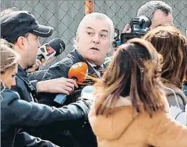  ?? JUAN CARLOS HIDALGO / EFE ?? Luis Bárcenas, rodeado de periodista­s junto a la Audiencia Nacional