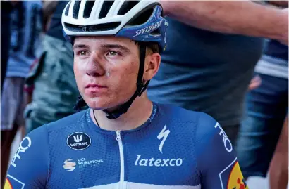  ??  ?? Vuelta a San Juan Alcune immagini della trasferta in Argentina, in cui oltre a vincere la classifica generale, Remco si è fatto apprezzare dalla gente del posto e dai compagni di squadra. © Sigfrid Eggers