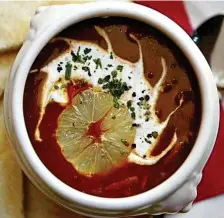  ?? FOTO: JAN WOITAS ?? Soljanka gehört zu den bekanntest­en ostdeutsch­en Suppen. Am Sonnabend wird es in Pasewalk reichlich davon geben.