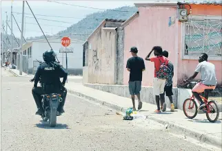  ?? STALIN DÍAZ / EXPRESO ?? Patrullaje. Antes de la intervenci­ón, 54 policías se repartían en tres turnos para brindar resguardo en el sector.