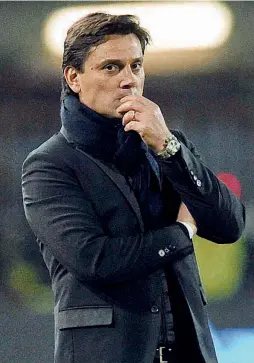  ??  ?? Duello Vincenzo Montella, 42 anni, allenatore del Milan dal 28 giugno scorso dopo l’esperienza alla Sampdoria. In precedenza aveva guidato la Fiorentina per 3 anni. A destra Maurizio Sarri, 58 anni, alla sua seconda stagione sulla panchina del Napoli...