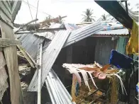  ??  ?? ANTARA kemusnahan atap rumah akibat bencana alam itu.