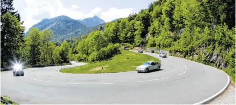  ?? FOTO: MATTHIAS SCHRADER/DPA ?? Während der Fahrt durch Täler oder über hohe Berge hilft ein möglichst weiter Blick, um potenziell­e Gefahren frühzeitig zu erkennen.