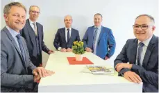  ?? FOTO: ULMER PRESSEDIEN­ST ?? Die DRS- Vorstände Uli Schäfer ( li.) und Andreas Nebel ( re.) mit den Aufsichtsr­äten Ralph Ehmann ( 2. v. re.), Heribert Fritz und Stefan Heithecker ( 2. v. li.).