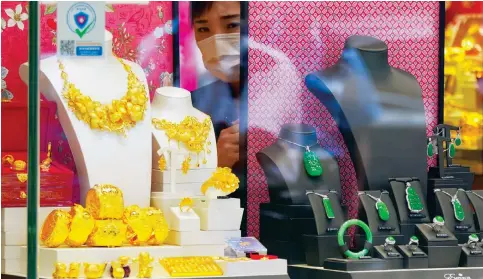  ?? Photos: Sam Tsang, Handout ?? The display window at the Emperor Watch and Jewellery shop – minus the prize necklace. The thieves apparently visited the store last week in preparatio­n.