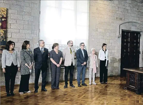  ??  ?? Quim Torra promet el càrrec de president de la Generalita­t en presència del president del Parlament, Roger Torrent, i de la seva família