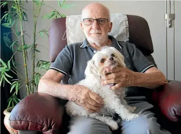  ?? TORIKA TOKALAU/ STUFF ?? Mike Dakin, 85, and his lap dog Bella were kicked off a bus because the dog isn’t a registered service animal.