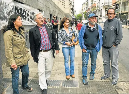  ?? TELAM ?? FAMILIA. Sergio Maldonado y su mujer estuvieron ayer en la morgue. Hoy velarán los restos de Santiago en 25 de Mayo.