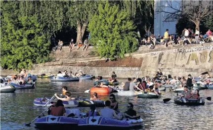  ?? REUTERS/CHRISTIAN MANG ?? People enjoy sun on boats, on the Landwehrka­nal, amid the spread of the coronaviru­s disease (COVID-19), in Berlin, Germany, Saturday.