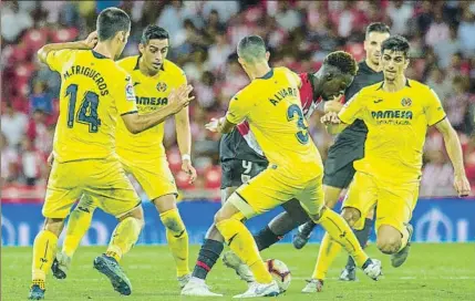  ?? FOTO: JUAN ECHEVERRÍA ?? Rodeado Williams intenta llevarse un balón acosado por cuatro jugadores del Villarreal que no le perdieron de vista