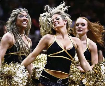  ?? (JIM YOUNG/REUTERS) ?? Les pom-pom girls de l’équipe des Wizards de Washington. La sexualisat­ion de ces danseuses a débuté à Dallas dans les années 1970.