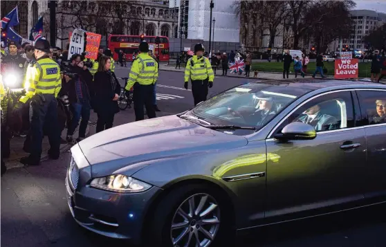  ??  ?? De Britse premier Theresa May arriveert bij het parlements­gebouw, temidden van protesten van voor- en tegenstand­ers van de Brexit.