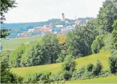  ??  ?? Von der Lauterbach­er Kapelle aus bietet sich dieser Blick über das Zusamtal hinweg bis nach Burg.