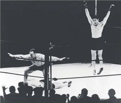  ??  ?? Arriba. Max Schmeling da saltos de alegría tras noquear contra todo pronóstico a Joe Louis en el primero de sus dos enfrentami­entos. Aquella inesperada victoria le convirtió, de manera tan inevitable como injusta, en el deportista favorito de la propaganda del régimen de Adolf Hitler (abajo)