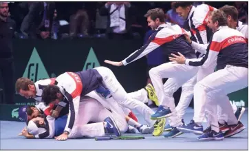  ?? (Photos AFP/EPA) ?? La jubilation : Pouille s’effondre, assailli par tous les joueurs de l’équipe de France !