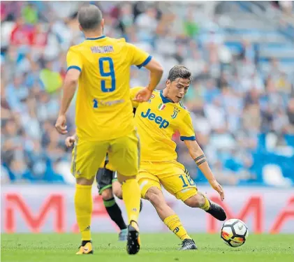  ?? AFP ?? De primera. El zurdazo desde afuera, a media altura y contra un palo. Así Paulo Dybala rompía el 0-0.