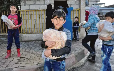  ?? FOTO TOMÁŠ VLACH ?? Boj o chléb. Základní potraviny, chleba, měla Sýrie vždy dostatek, dotovala ho a dávala na příděl. Letos se jí ho poprvé nedostává.
